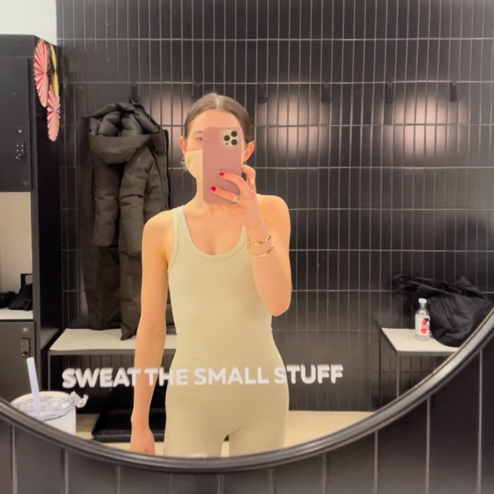 SET active onesie in oat milk- sport body
